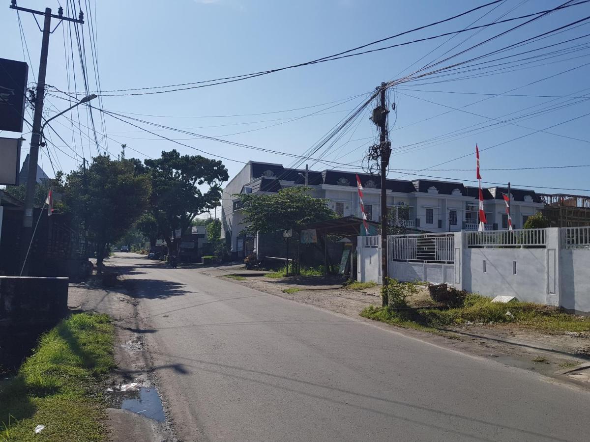 Oyo 93162 Cempaka Syariah Hotel Медан Екстериор снимка