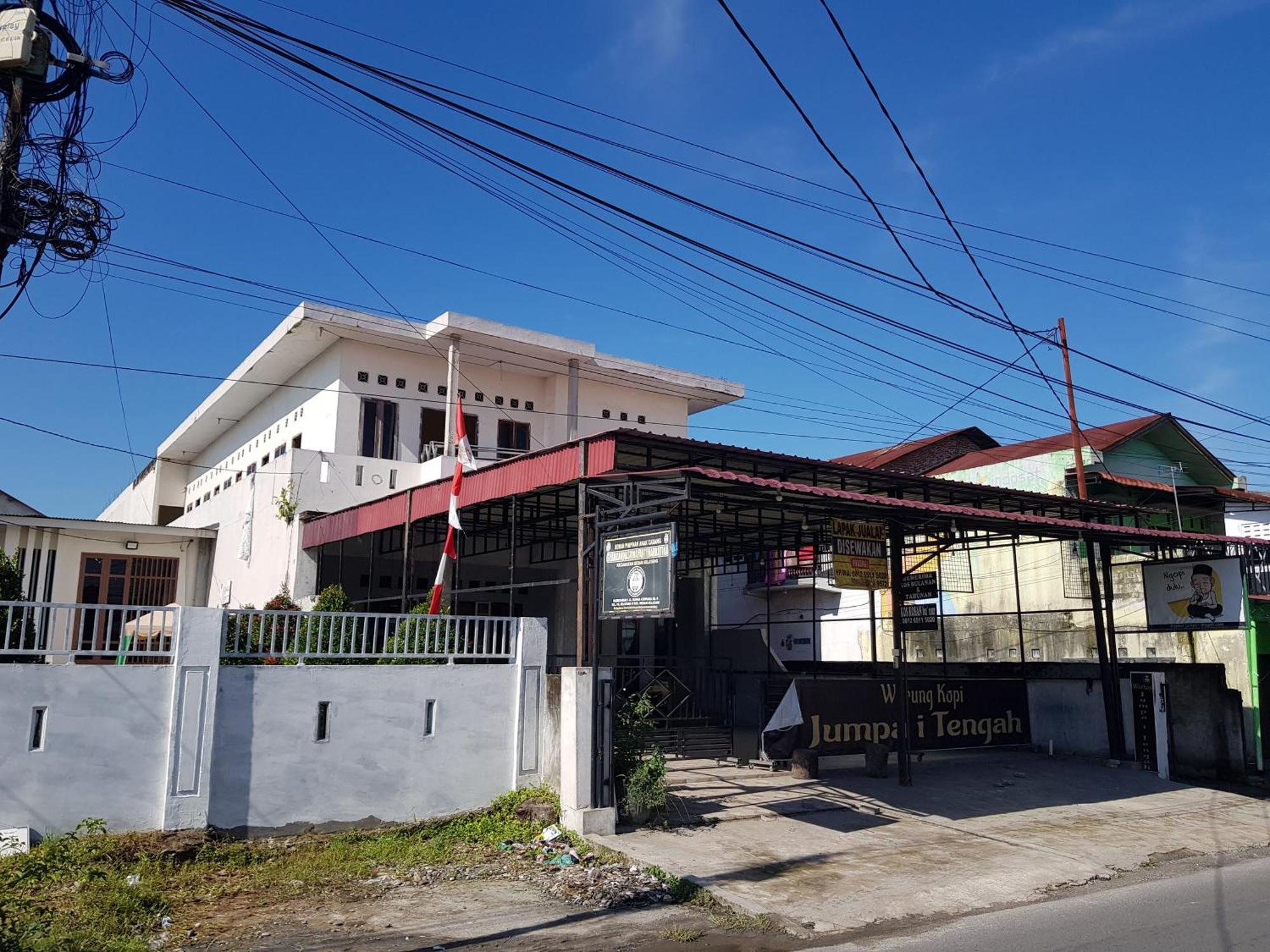 Oyo 93162 Cempaka Syariah Hotel Медан Екстериор снимка