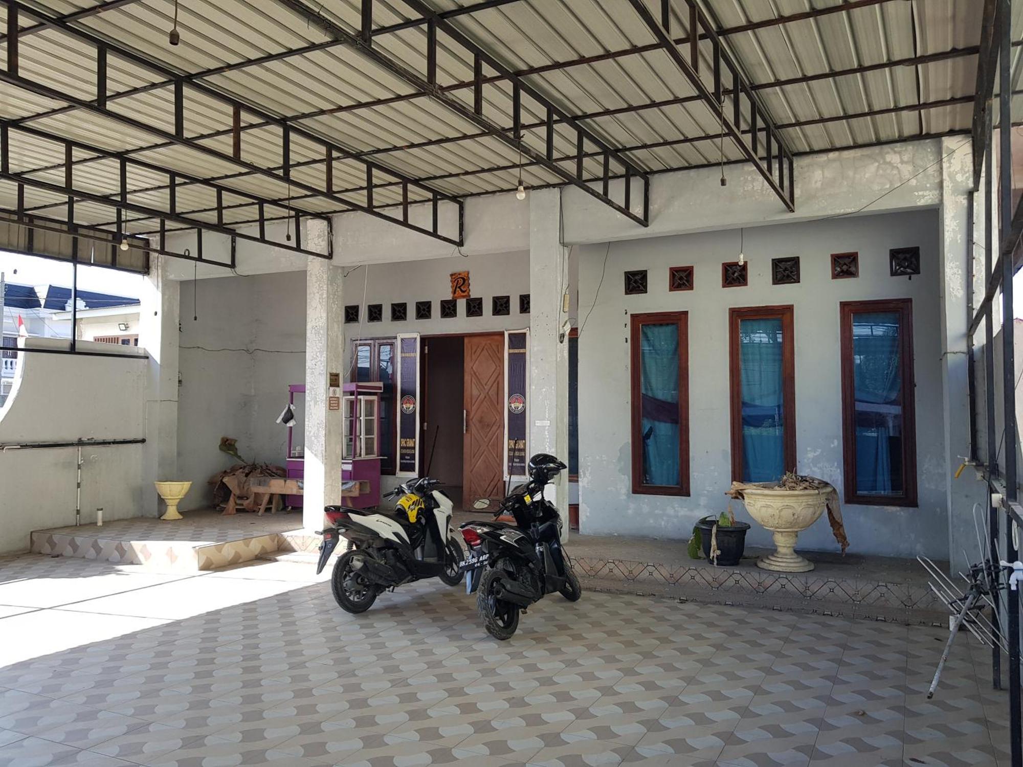 Oyo 93162 Cempaka Syariah Hotel Медан Екстериор снимка